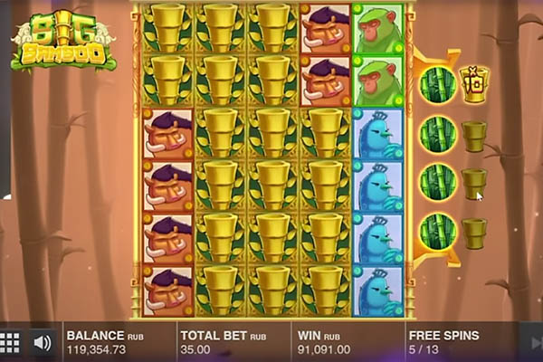 Скриншот игры Big Bamboo с заполненными столбцами золотых чаш на фоне бамбука, во время бесплатных вращений.